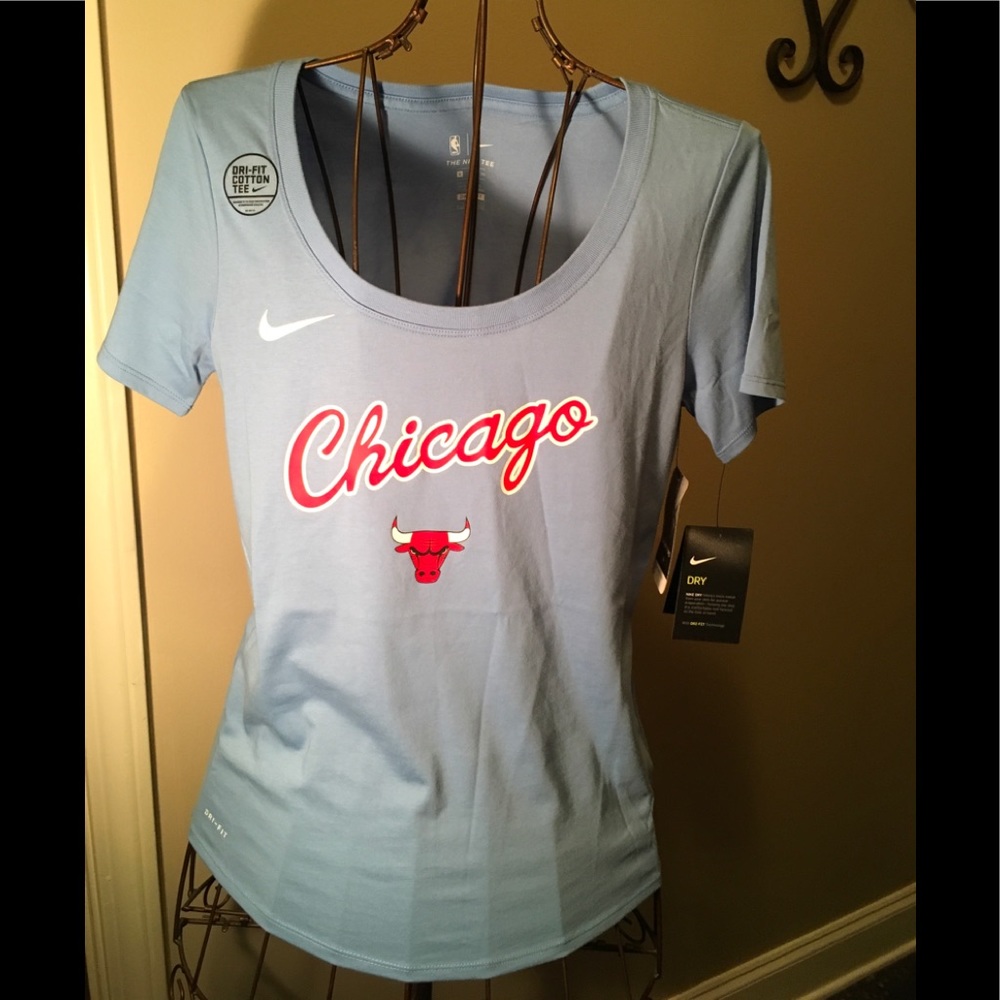 FINAL PRICE DROP ‼️ NIKE WOMAN TEE-  CHICAGO BULLS